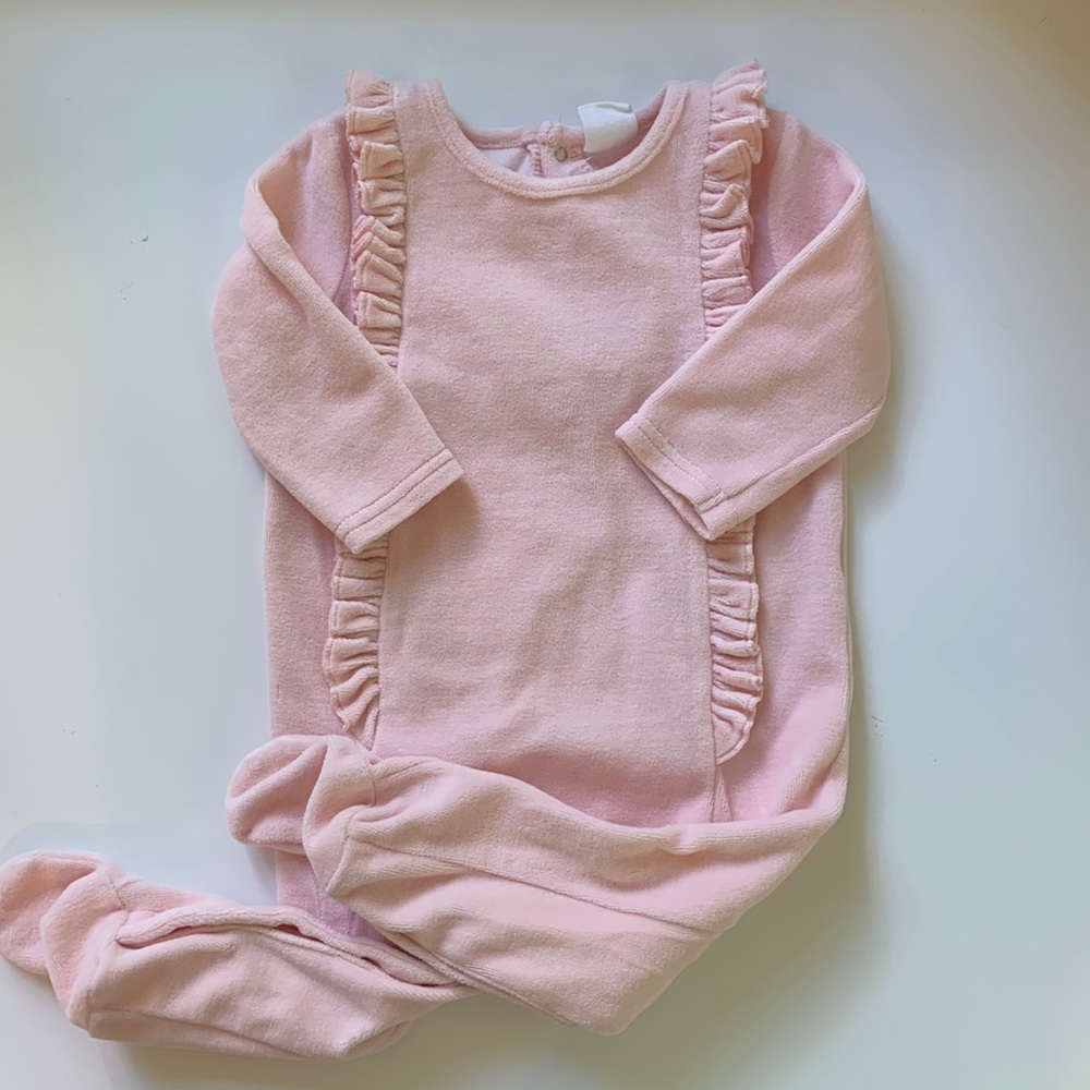EUC Starting out pink velour ruffle footie pajamas (9M)